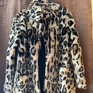 Never worn Winter/Fall mid length Leopard style imitation fur coat. Super cute.